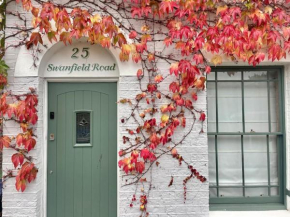 Chic Seaside Cottage with Sunny Garden, Close to Beach and High Street